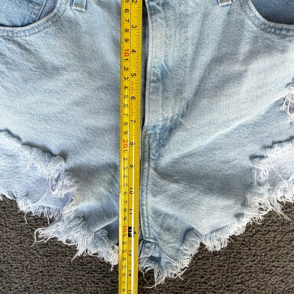 Levi Strauss High Waisted Mom Shorts Light Wash Distressed Denim Size 30 - Picture 10 of 11